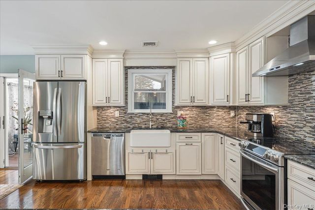 18 Robert Drive, Huntington, NY 11743