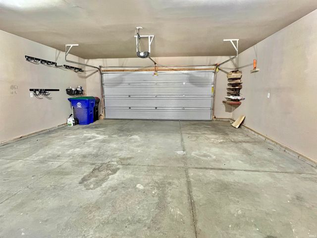 8444 Lancaster Drive, Newburgh, IN 47630