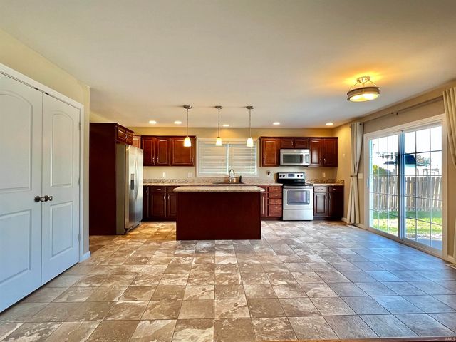 8444 Lancaster Drive, Newburgh, IN 47630