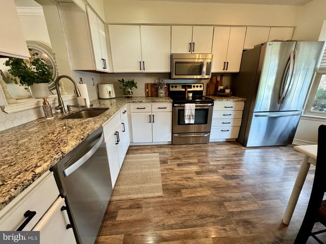 325 WAYNE CT, Holland, PA 18966