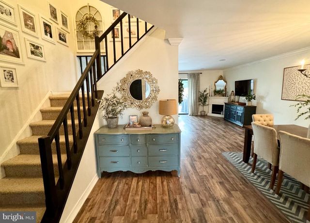 325 WAYNE CT, Holland, PA 18966