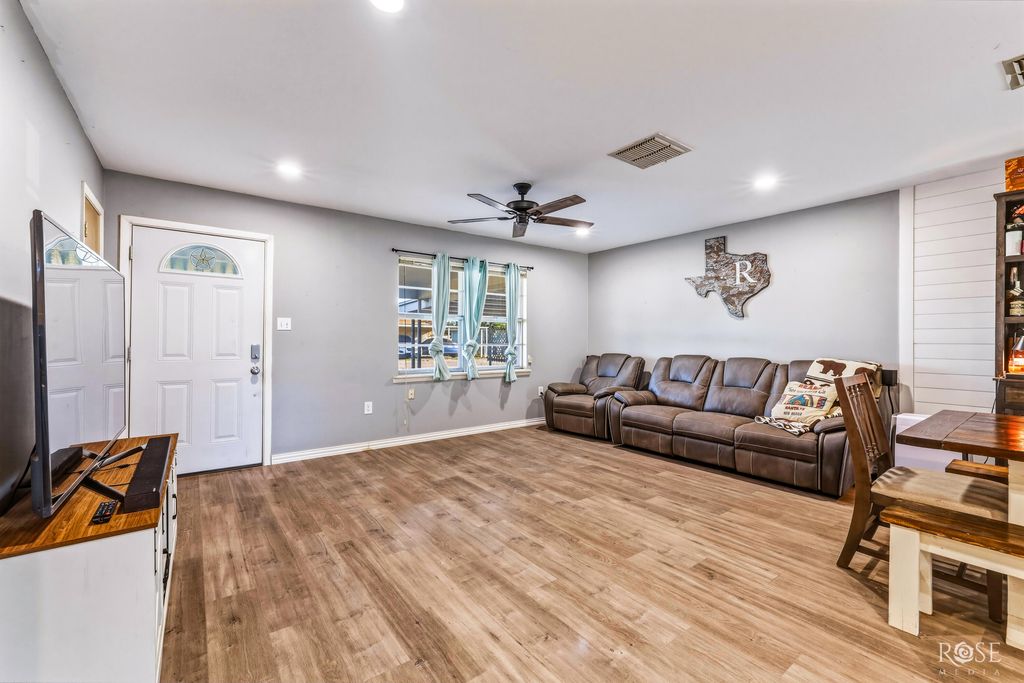 Image 7 of property listing at 602 School Street, Rowena, TX 76875