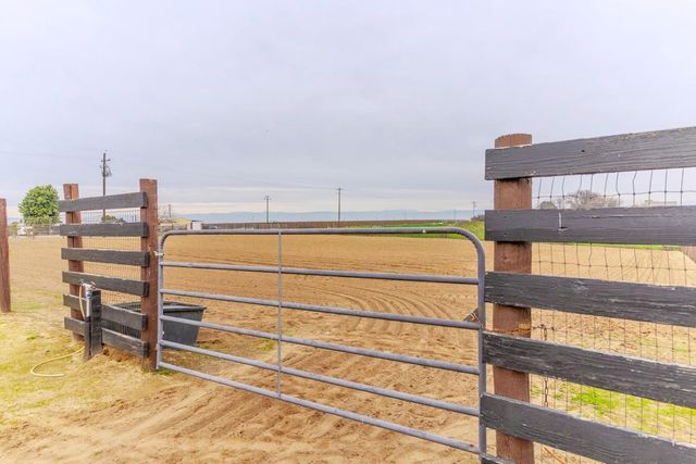 11175 E South Avenue, Del Rey, CA 93616