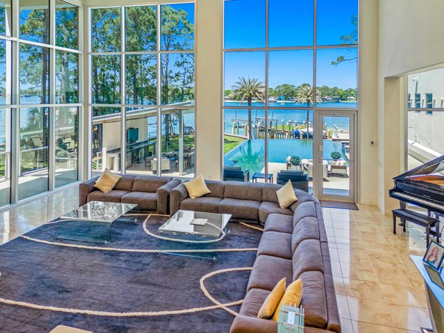 239 NE Yacht Club Drive, Fort Walton Beach, FL 32548