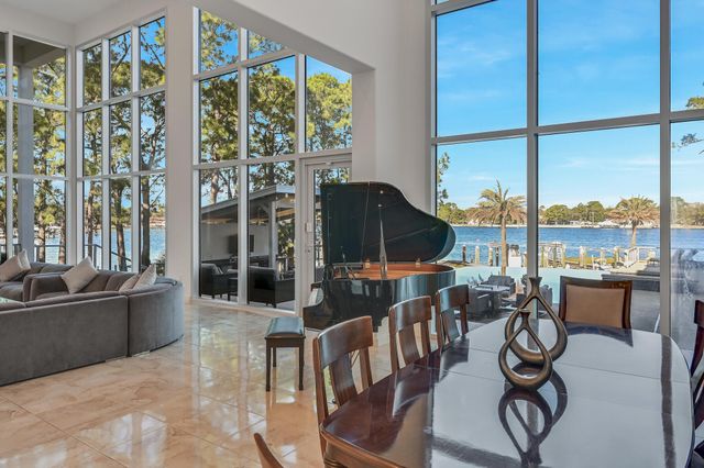 239 NE Yacht Club Drive, Fort Walton Beach, FL 32548