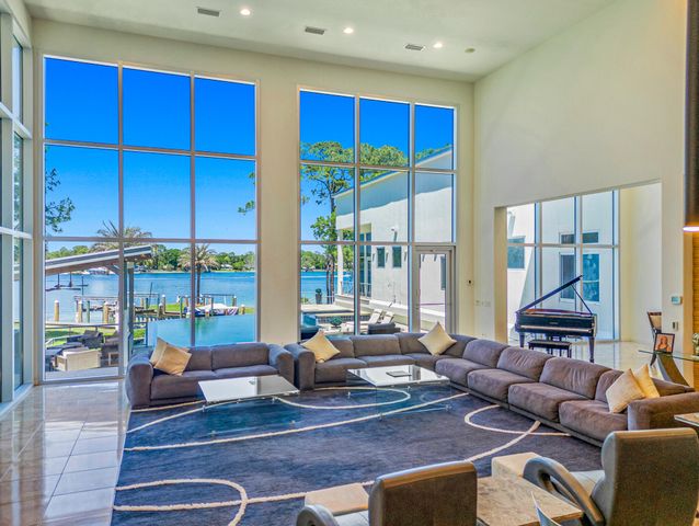 239 NE Yacht Club Drive, Fort Walton Beach, FL 32548