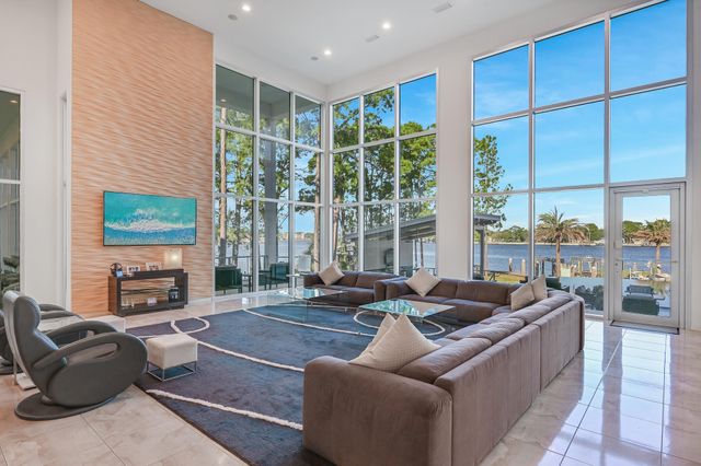 239 NE Yacht Club Drive, Fort Walton Beach, FL 32548