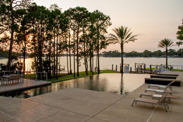 239 NE Yacht Club Drive, Fort Walton Beach, FL 32548
