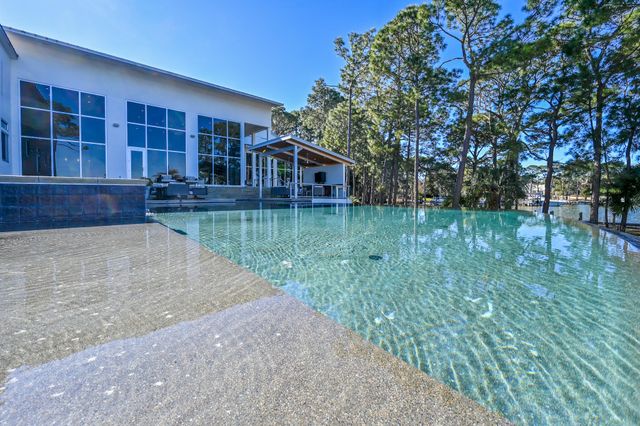 239 NE Yacht Club Drive, Fort Walton Beach, FL 32548