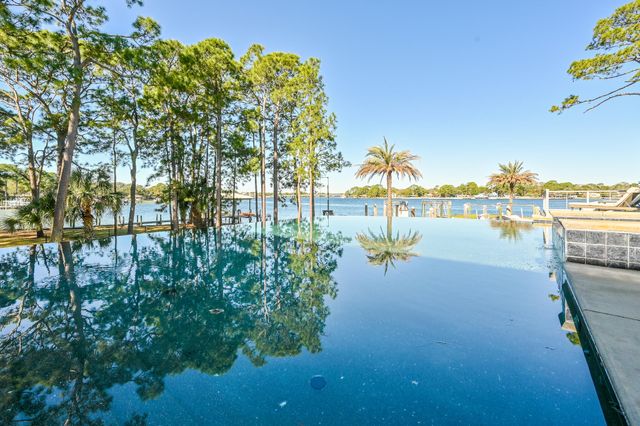 239 NE Yacht Club Drive, Fort Walton Beach, FL 32548