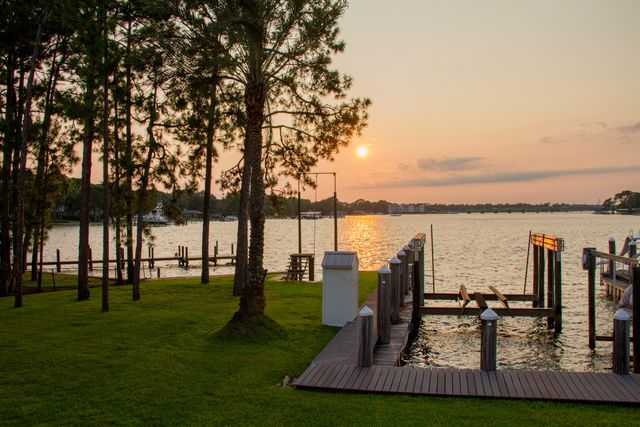 239 NE Yacht Club Drive, Fort Walton Beach, FL 32548