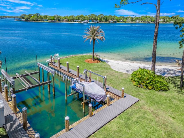 239 NE Yacht Club Drive, Fort Walton Beach, FL 32548