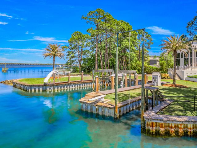 239 NE Yacht Club Drive, Fort Walton Beach, FL 32548