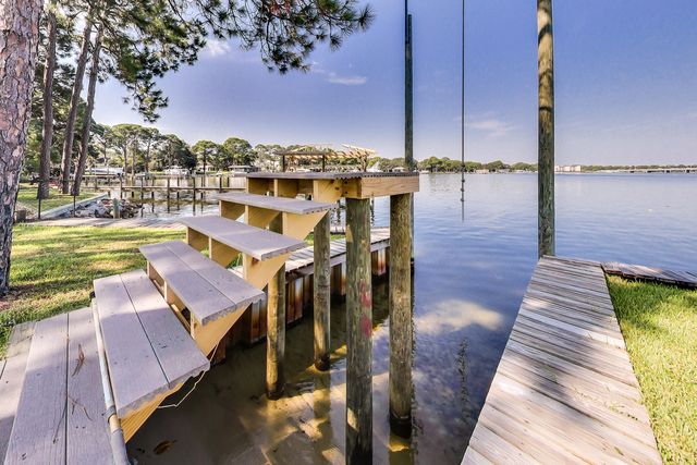 239 NE Yacht Club Drive, Fort Walton Beach, FL 32548