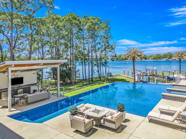 239 NE Yacht Club Drive, Fort Walton Beach, FL 32548
