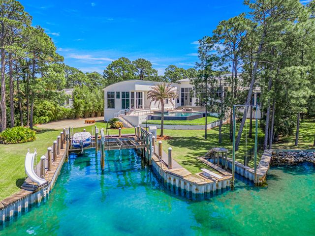 239 NE Yacht Club Drive, Fort Walton Beach, FL 32548