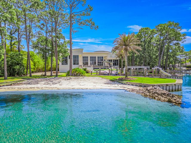 239 NE Yacht Club Drive, Fort Walton Beach, FL 32548