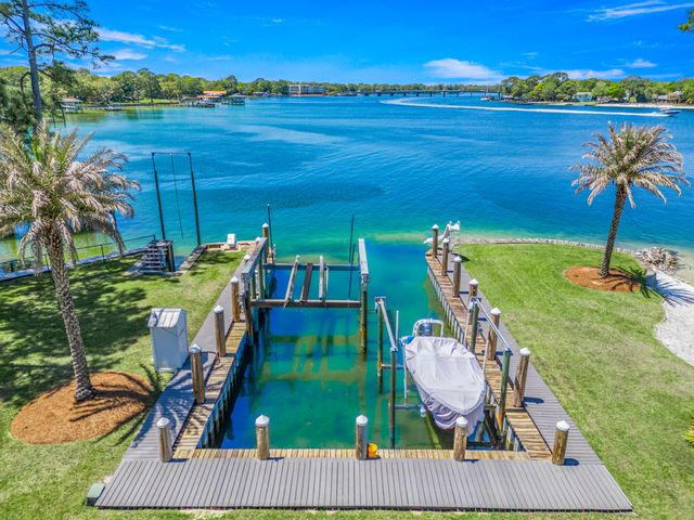 239 NE Yacht Club Drive, Fort Walton Beach, FL 32548