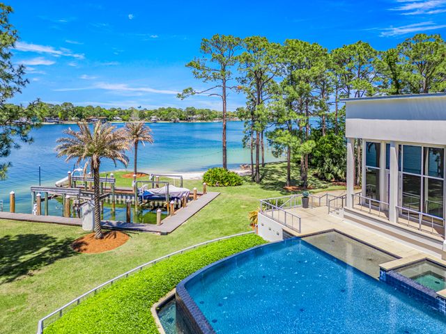239 NE Yacht Club Drive, Fort Walton Beach, FL 32548
