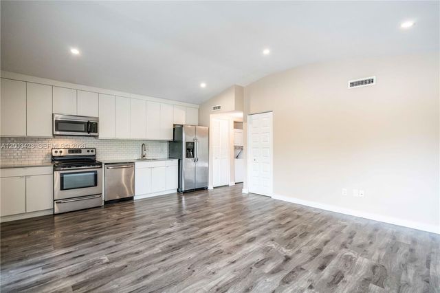 2412 NE 26th St 7, Fort Lauderdale, FL 33305