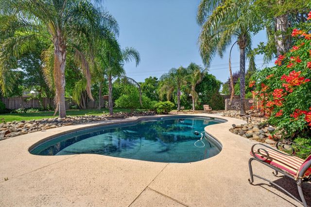 4516 Oxbow Dr, Sacramento, CA 95864