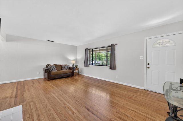 4516 Oxbow Dr, Sacramento, CA 95864