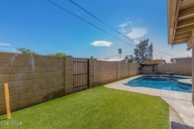 4137 W FRIER Drive, Phoenix, AZ 85051