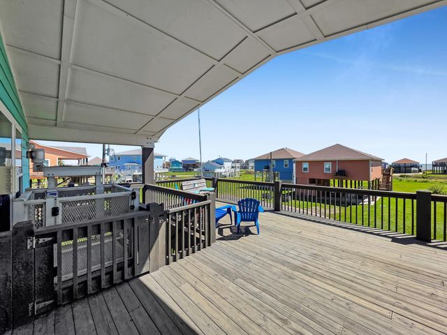 931 S Gateway, Crystal Beach, TX 77650