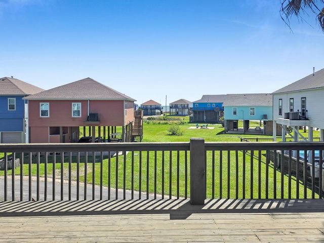 931 S Gateway, Crystal Beach, TX 77650
