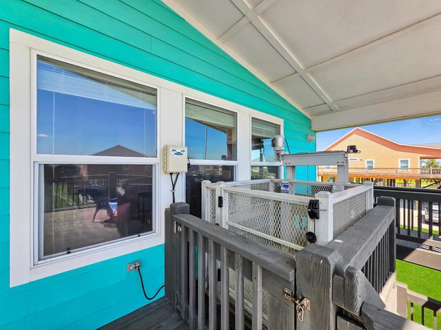 931 S Gateway, Crystal Beach, TX 77650