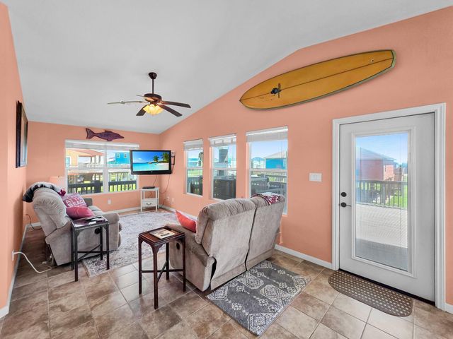 931 S Gateway, Crystal Beach, TX 77650