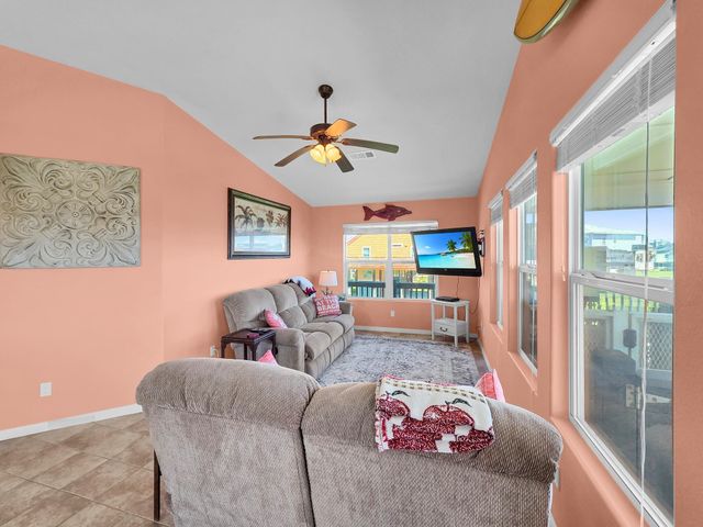 931 S Gateway, Crystal Beach, TX 77650