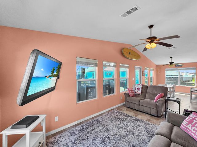 931 S Gateway, Crystal Beach, TX 77650