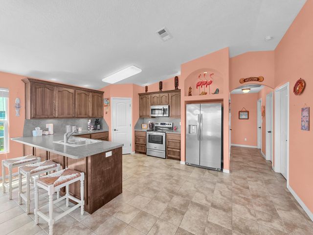 931 S Gateway, Crystal Beach, TX 77650