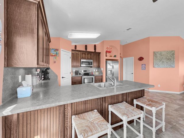 931 S Gateway, Crystal Beach, TX 77650