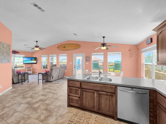 931 S Gateway, Crystal Beach, TX 77650