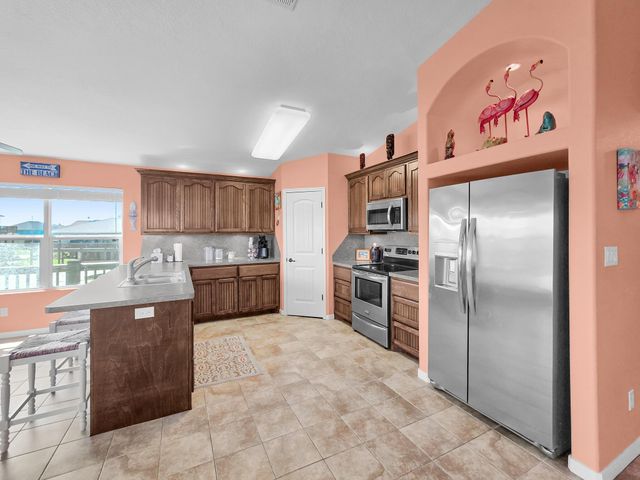 931 S Gateway, Crystal Beach, TX 77650
