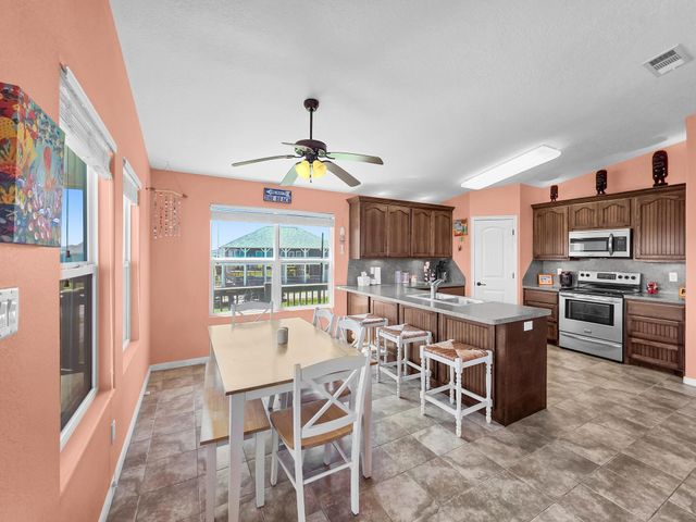 931 S Gateway, Crystal Beach, TX 77650