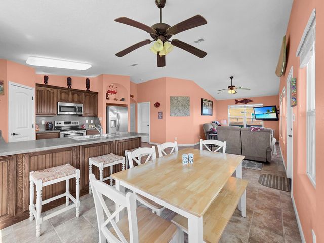 931 S Gateway, Crystal Beach, TX 77650