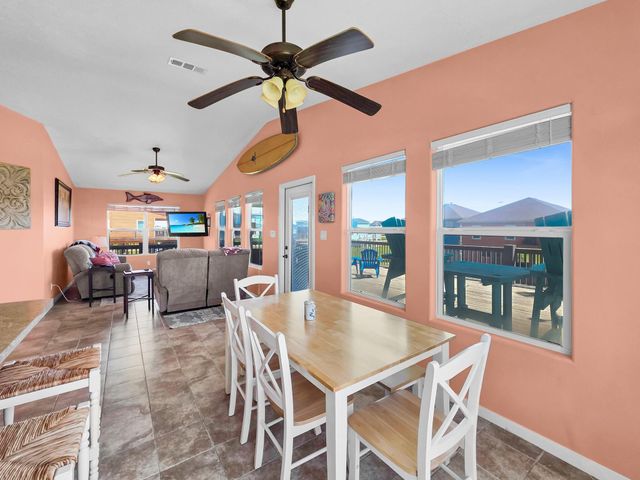 931 S Gateway, Crystal Beach, TX 77650