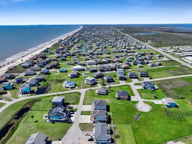 931 S Gateway, Crystal Beach, TX 77650