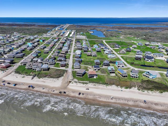 931 S Gateway, Crystal Beach, TX 77650