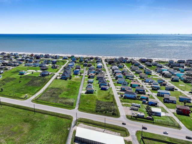 931 S Gateway, Crystal Beach, TX 77650