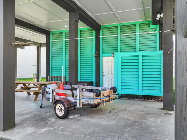 931 S Gateway, Crystal Beach, TX 77650