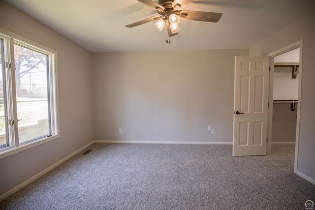 5725 SW Quail Cove CIR, Topeka, KS 66614