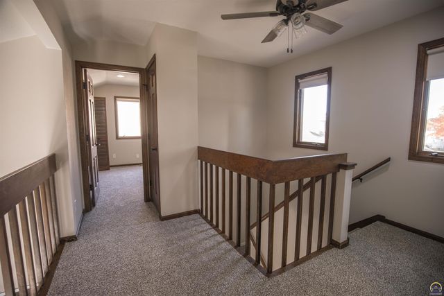 5725 SW Quail Cove CIR, Topeka, KS 66614