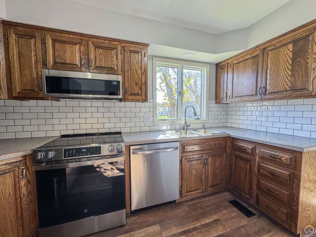 5725 SW Quail Cove CIR, Topeka, KS 66614