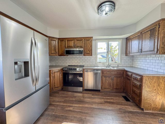 5725 SW Quail Cove CIR, Topeka, KS 66614