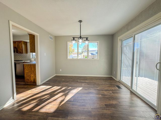 5725 SW Quail Cove CIR, Topeka, KS 66614