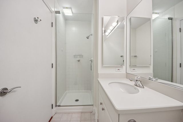 33 W Ontario Street 25H, Chicago, IL 60654